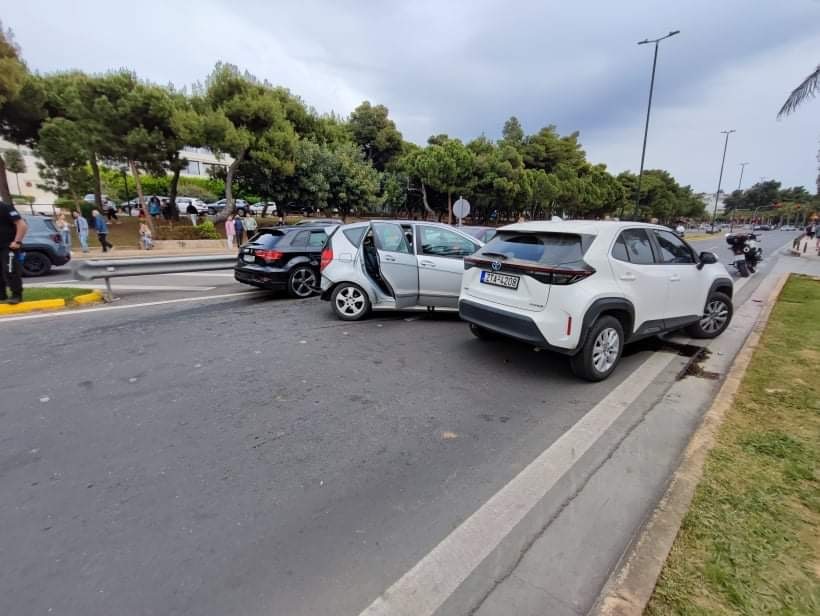 Καραμπόλα πέντε οχημάτων στην παραλιακή