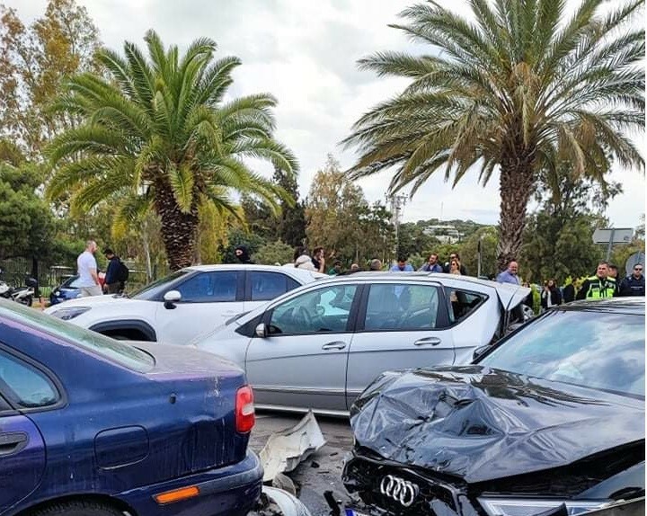 Κόντρες αυτοκινήτων φαίνεται πως προκάλεσε τη μεγάλη καραμπόλα των πέντε οχημάτων