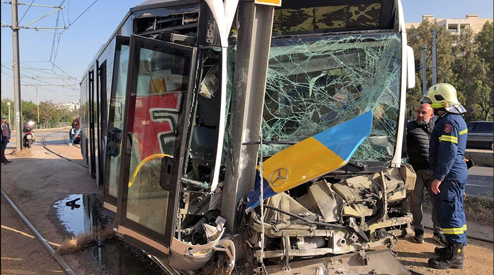 Τροχαίο στην παραλιακή κοντά στον Άλιμο: Λεωφορείο καρφώθηκε σε κολώνες του τραμ