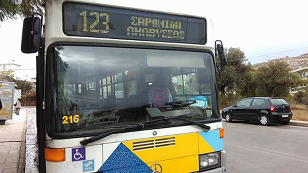 Σαρωνίδα: Τσακωμός μέσα στο λεωφορείο 123 για το κόκκινο φανάρι