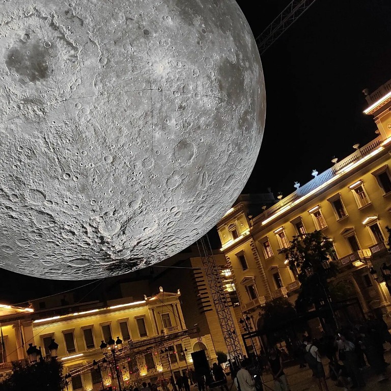 Το φεγγάρι που είχε «προσγειωθεί» στην πλατεία Κοτζιά της Αθήνας