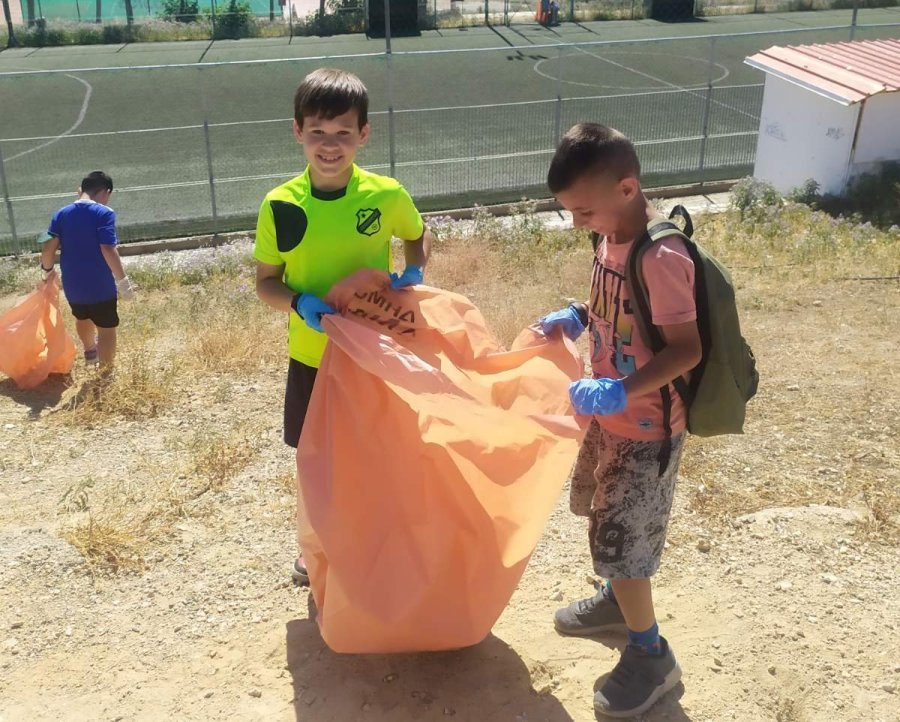 Τα παιδιά του 3ου Δημοτικού Σχολείου Αλίμου πραγματοποιήσαν εθελοντικό καθαρισμό στον λόφο Πανί