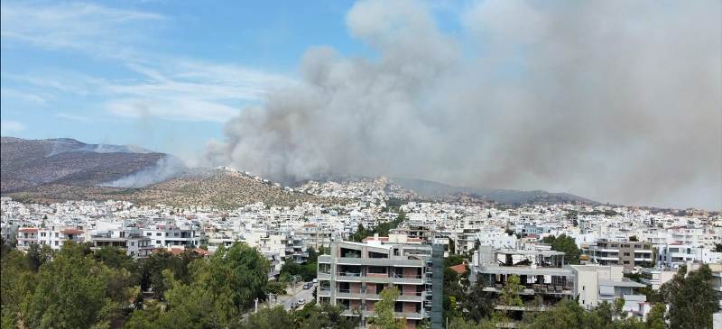 Φωτιά στη Γλυφάδα: Δυναμώνει η φωτιά και εκκενώνονται σπίτια στο Πανόραμα Βούλας