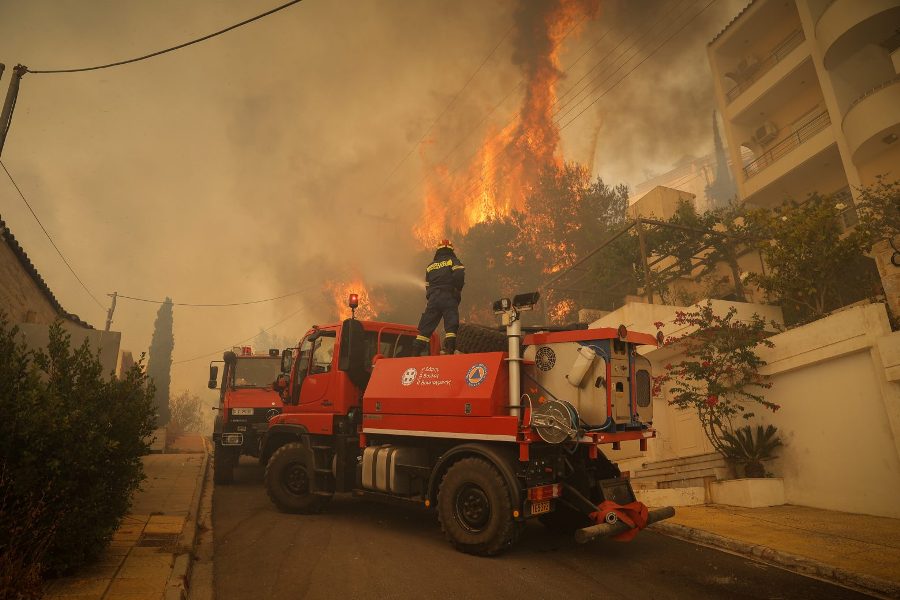 Φωτιά στη Γλυφάδα: Ανεξέλεγκτη παραμένει η φωτιά – Καίγονται σπίτια στο Πανόραμα της Βούλας