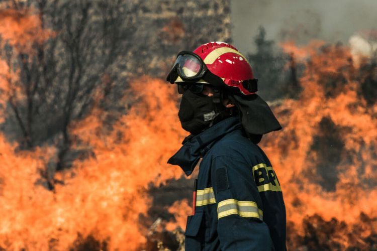 Φωτιά στη Βούλα: Πυροσβέστης μεταφέρθηκε στο νοσοκομείο με αναπνευστικά προβλήματα
