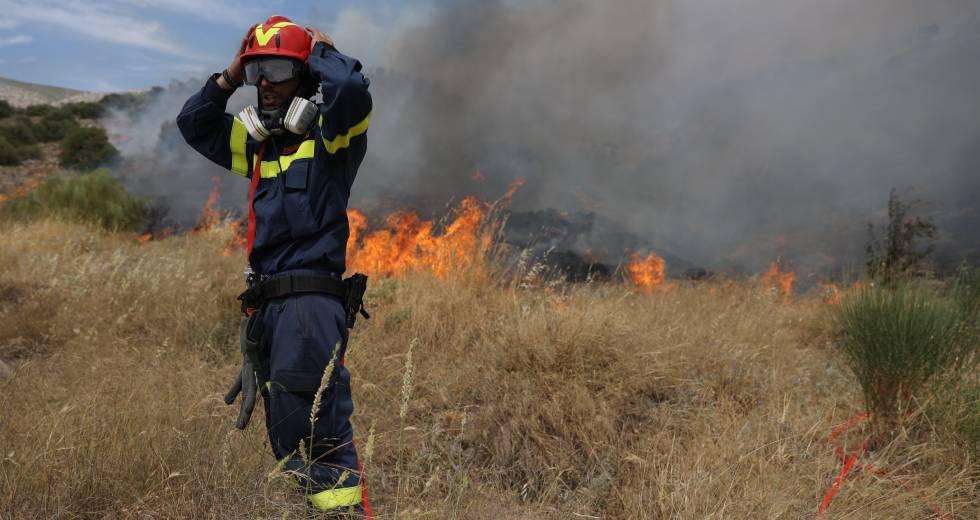Φωτιά στη Βούλα: Στις φλόγες σπίτια και αυτοκίνητα -Έρχονται ενισχύσεις από Στερεά Ελλάδα και Πελοπόννησο