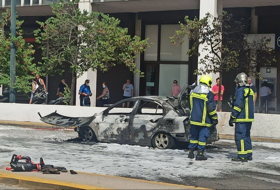 Συγγρού: Αυτοκίνητο έπιασε φωτιά