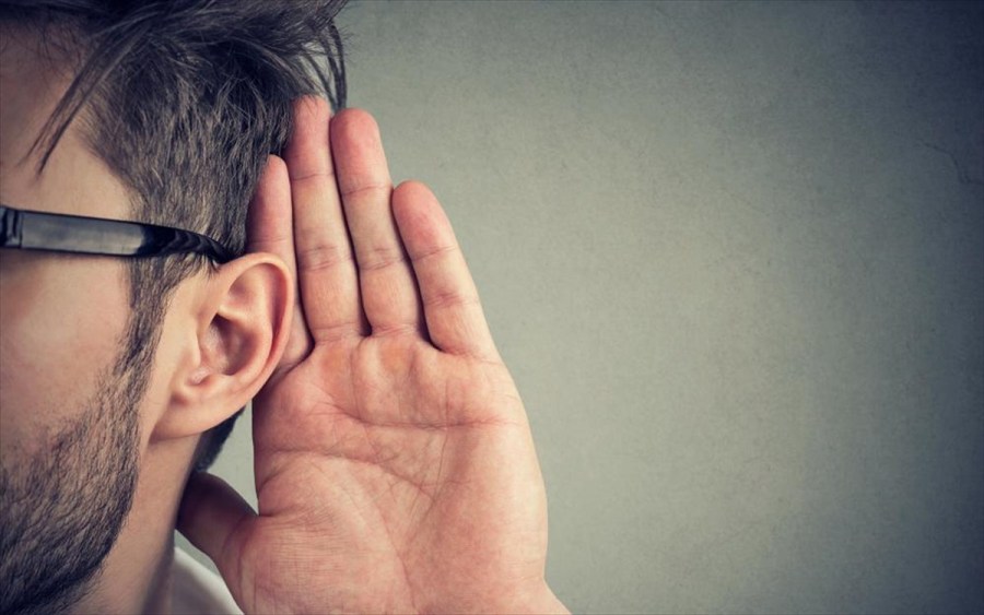 Ο Δρ. Θεοφάνης Μαχάς εξηγεί τα σημάδια, τους τύπους αλλά και τις αιτίες της απώλειας ακοής
