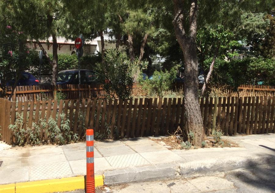 Αντικαταστάθηκε η περίφραξη στο τρίγωνο των οδών Αγίας Ειρήνης, Σωκράτους και Ναυαρίνου