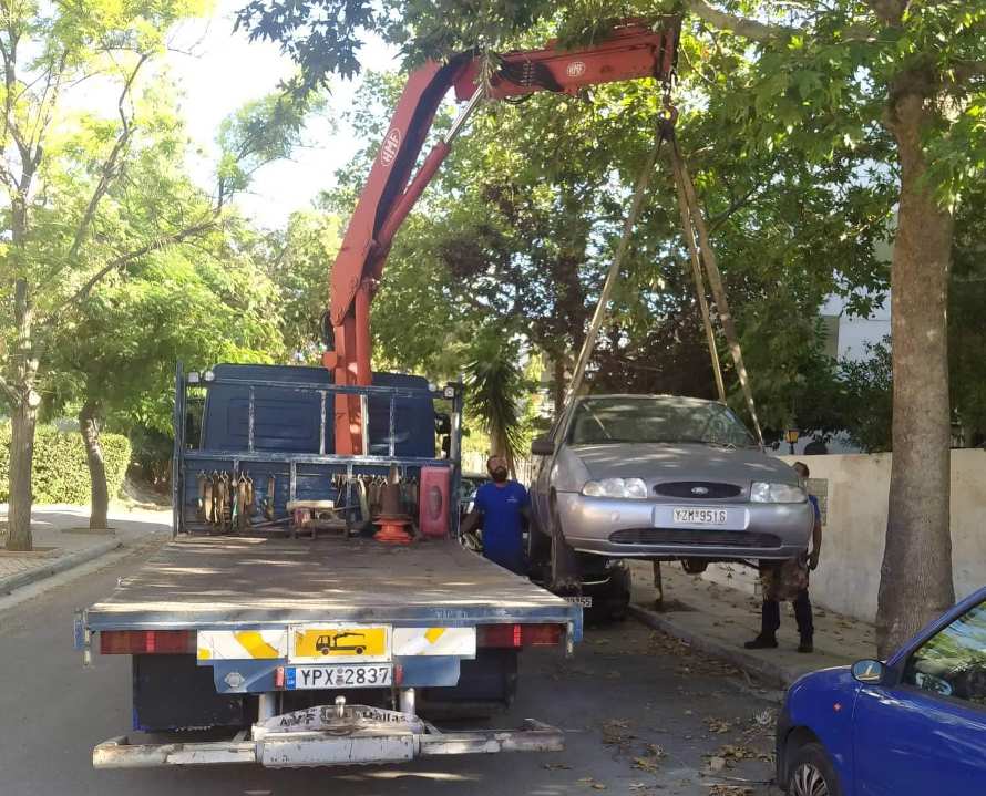 Περισσότερα από 300 εγκαταλελειμμένα οχήματα έχουν απομακρυνθεί από τους δρόμους του Αλίμου σε τρία χρόνια
