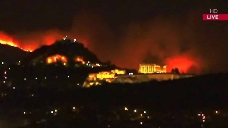 Φωτιά στην Πεντέλη: Η Ακρόπολη και ο Λυκαβηττός σε φόντο πυρκαγιάς 