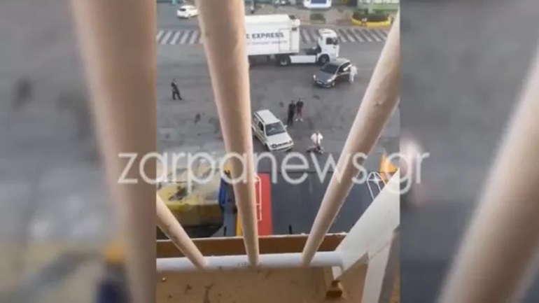Αργοπορημένος επιβάτης στον Πειραιά γαντζώθηκε από τον καταπέλτη για να προλάβει το πλοίο