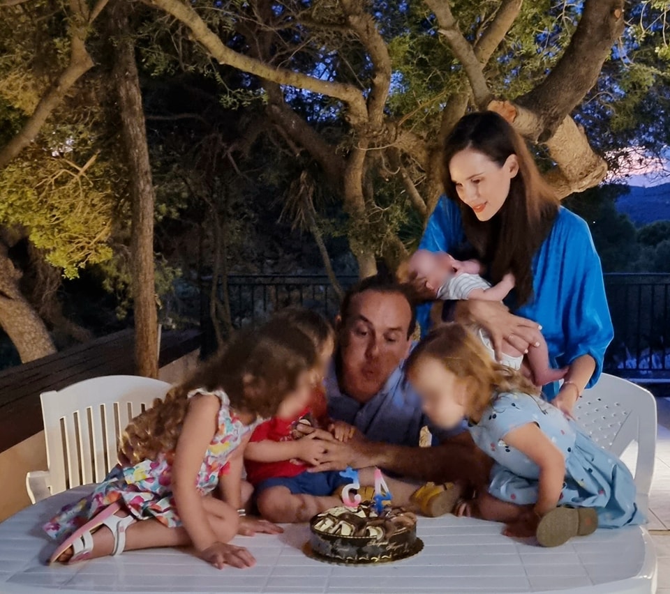 Γενέθλια για τον Δήμαρχο Γλυφάδας, Γιώργο Παπανικολάου – Η οικογενειακή φωτογραφία