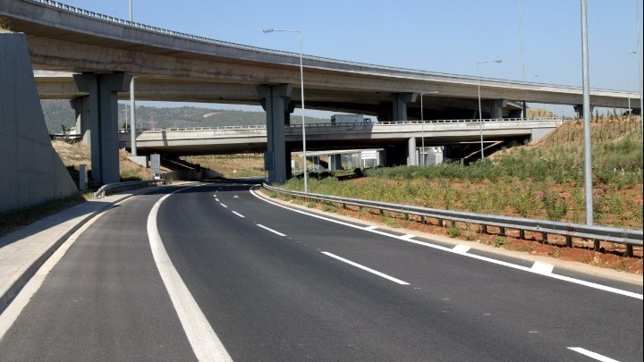 Ειδικό συνεργείο στους δρόμους της Αττικής -Συλλέγει λάδια που διαρρέουν στο οδόστρωμα από βλάβες και τροχαία