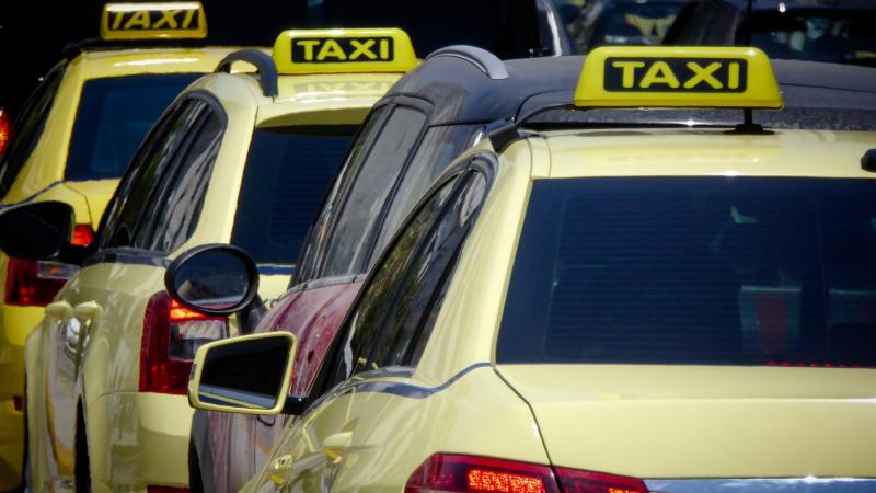 Δύο ανήλικοι λήστεψαν οδηγό ταξί που τους πήρε από το Καλαμάκι για να τους μεταφέρει στον Άγιο Δημήτριο