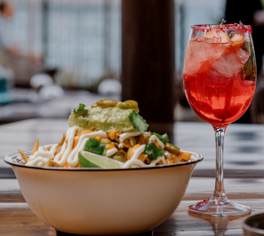 Rayen: Νachos και cocktails με θέα τη θάλασσα