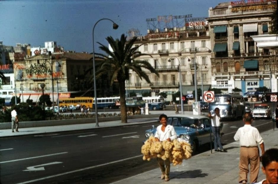 Θυμάσαι τότε που στους δρόμους της Αθήνας κυκλοφορούσαν πωλητές σφουγγαριών;