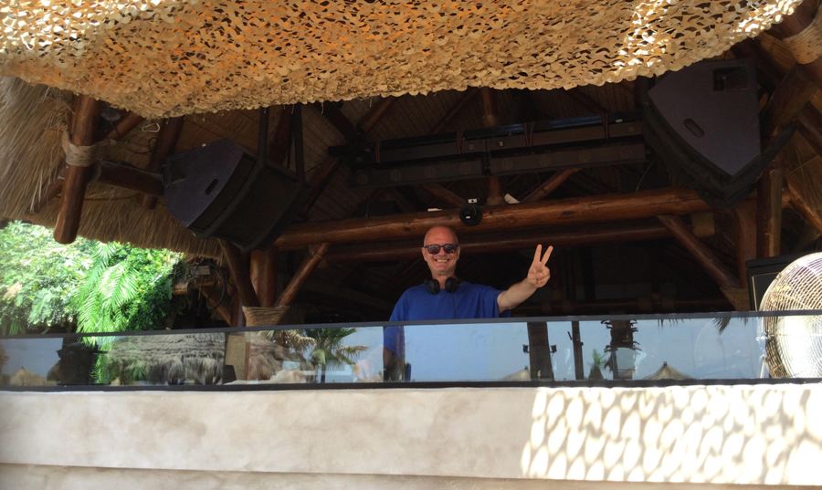 Ο d.j. James στο Bolivar και το Macaw Beach Bar