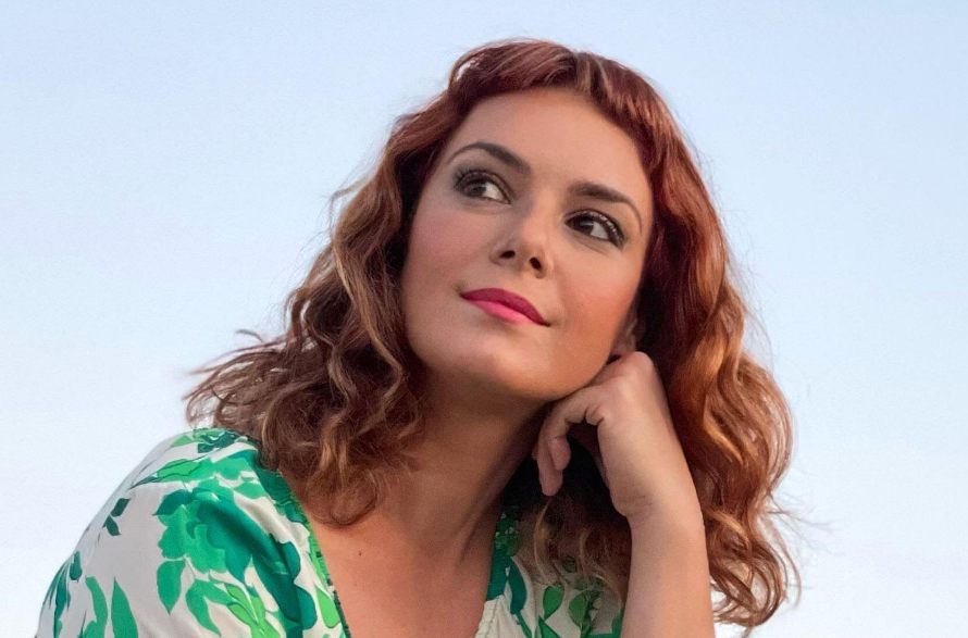 Η Ανδριάνα Μπάμπαλη μιλάει στο Alimos Online για την μουσική της και για τον Άλιμο στον οποίο κατοικεί