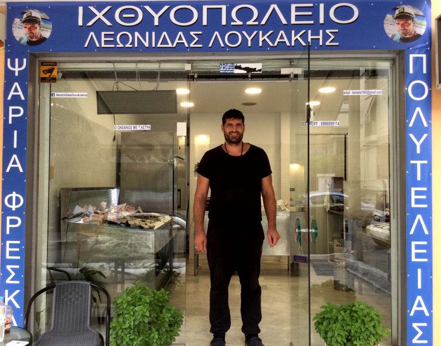 Τα φρέσκα ψάρια του ιχθυοπωλείου «Ο ωκεανός με τ’ άστρα» τώρα στην πόρτα σας