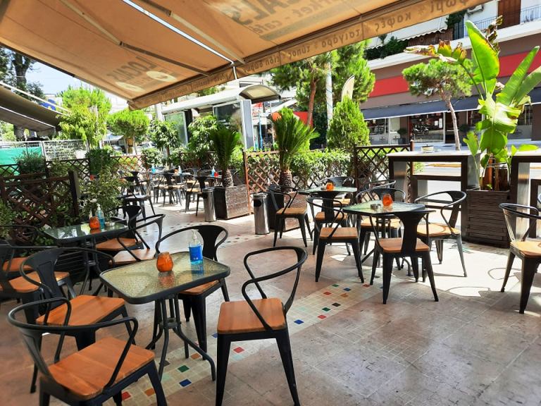 Local’s Market Café: Μας περιμένει για τα καθημερινά μας ψώνια και το καφεδάκι μας