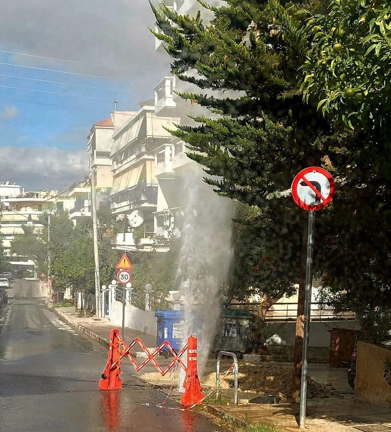 Νερό πλημμύρισε την οδό Κορυτσάς κατά τη διάρκεια εργασιών για εγκατάσταση οπτικών ινών