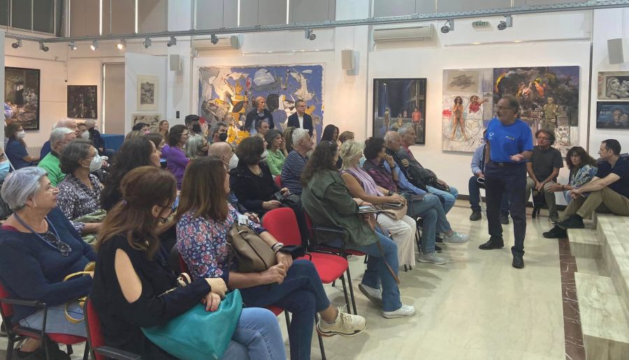 Κατάμεστο το Πολιτιστικό Κέντρο Αλίμου για τη δωρεάν ξενάγηση στην έκθεση του Κυριάκου Κατζουράκη