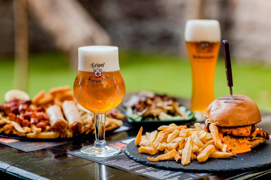 Στην O’Canto Pub απολαμβάνουμε κρύες μπίρες και ζουμερά burgers