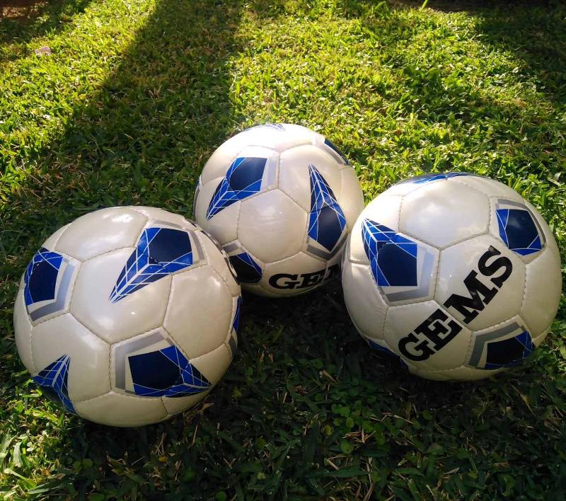 O Α.Ο Άρης Καλαμακίου δώρισε τρεις μπάλες ποδοσφαίρου στο 2ο Λύκειο Αλίμου