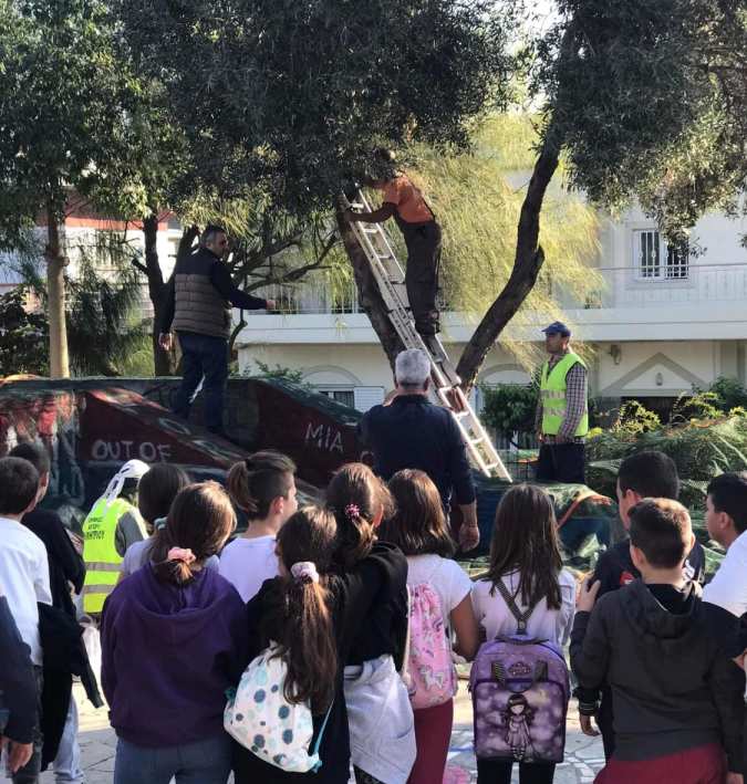 Άγιος Δημήτριος: Τα παιδιά του 5ου Δημοτικού Σχολείου Αγίου Δημήτριου βοήθησαν στο λιομάζωμα
