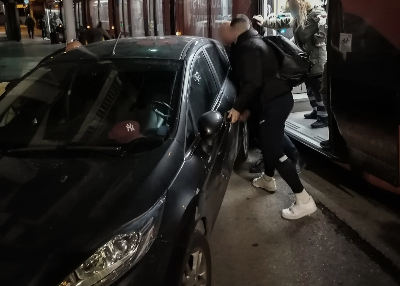 Νέα Σμύρνη: Επιβάτες του τραμ μετακίνησαν Ι.Χ που εμπόδιζε