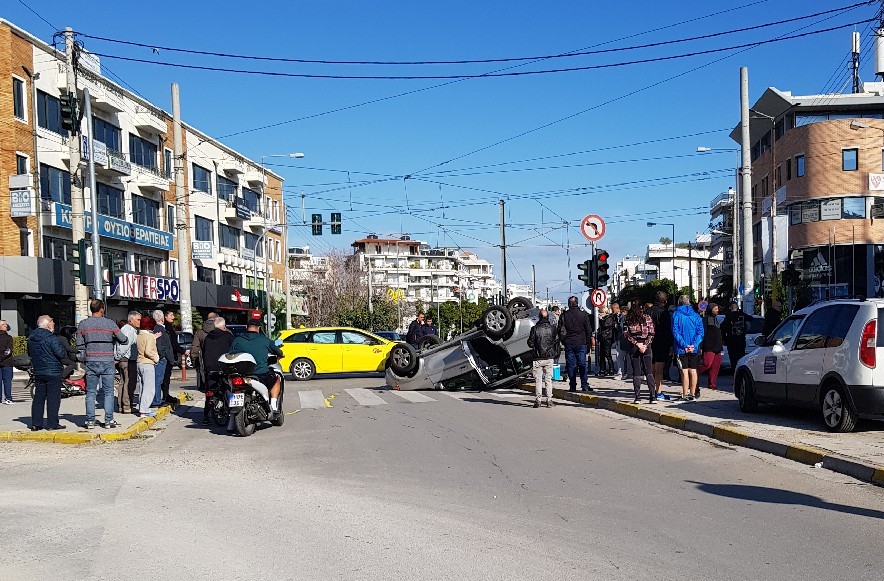 Παλαιό Φάληρο: Σοβαρό τροχαίο στη συμβολή των οδών Ελ.Βενιζέλου και Αχιλλέως