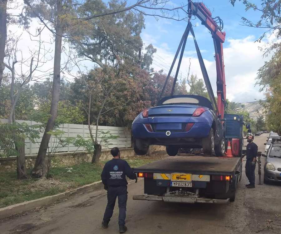 Απομακρύνθηκαν ακόμα πέντε εγκαταλελειμμένα οχήματα από τους δρόμους του Αλίμου