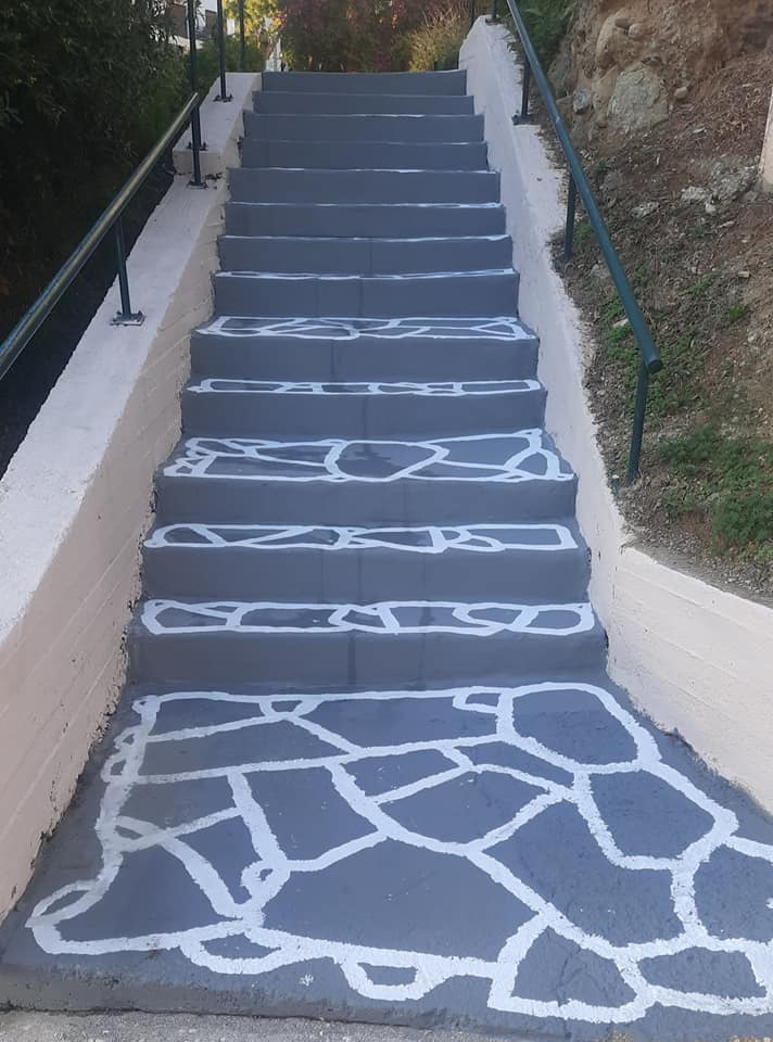 Χρώμα γέμισε η τσιμεντένια σκάλα της οδού Νίκης