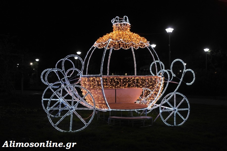 H χριστουγεννιάτικη άμαξα «πήρε τη θέση της» στην πλατεία Καραϊσκάκη