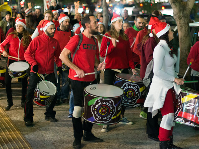 Η Γλυφάδα ετοιμάζεται για την «Κόκκινη Νύχτα» με santa run, εκδηλώσεις και ανοιχτά καταστήματα ως το βράδυ.