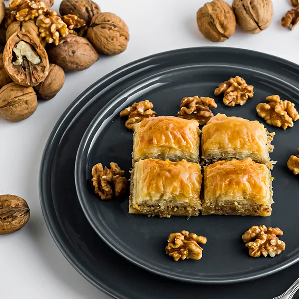Στο Smyrni Baklava θα πάρουμε Πολίτικα σιροπιαστά για τις επισκέψεις μας