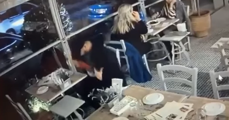 Γλυφάδα: Η κάμερα πρόδωσε τη δράση ενός «ελαφροχέρη» στη Γλυφάδα που έκλεψε πορτοφόλι σε εστιατόριο