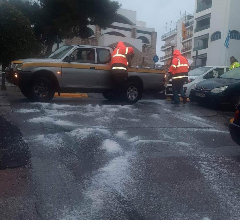 Ο Δήμος Αλίμου ρίχνει αλάτι στους δρόμους