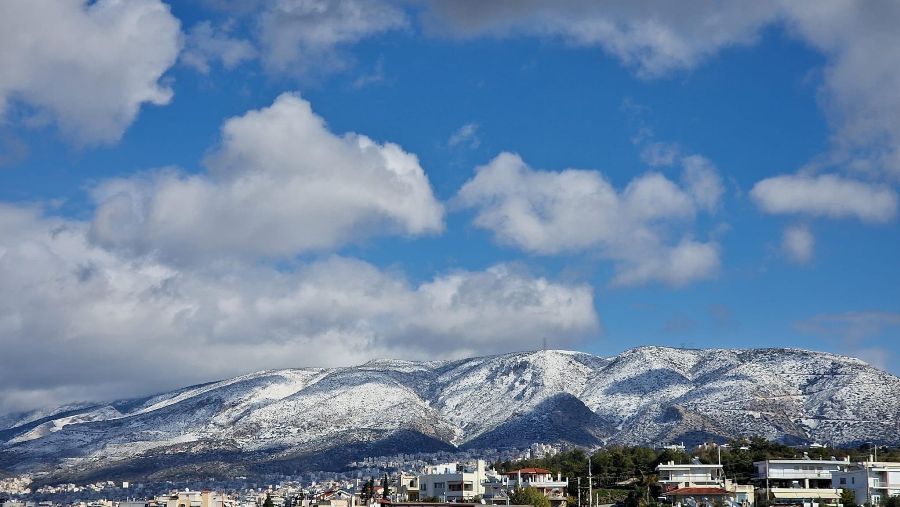 O Υμηττός παραμένει ντυμένος στα λευκά