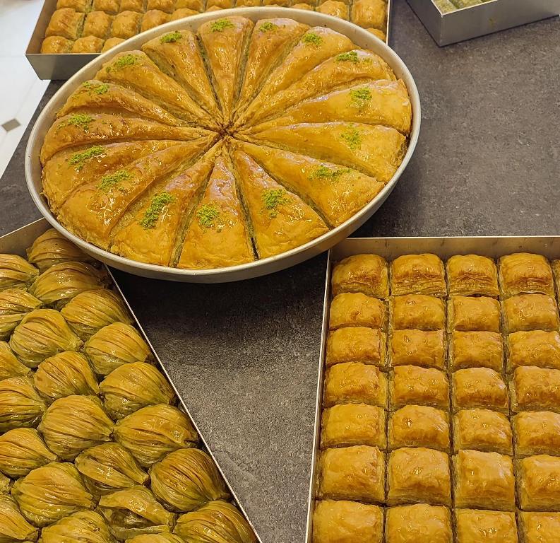 Στο Smyrni Baklava θα βρείτε σιροπιαστές λιχουδιές για τις επισκέψεις του Σαββατοκύριακου