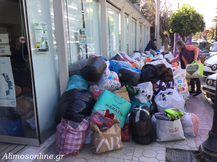 Έως τον δρόμο έφτασαν οι προσφορές ειδών για τους σεισμόπληκτους