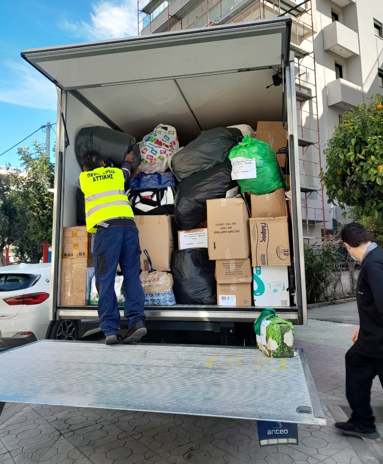 Οι Αλιμιώτες γεμίσαμε έξι φορτηγά με βοήθεια για τους σεισμόπληκτους