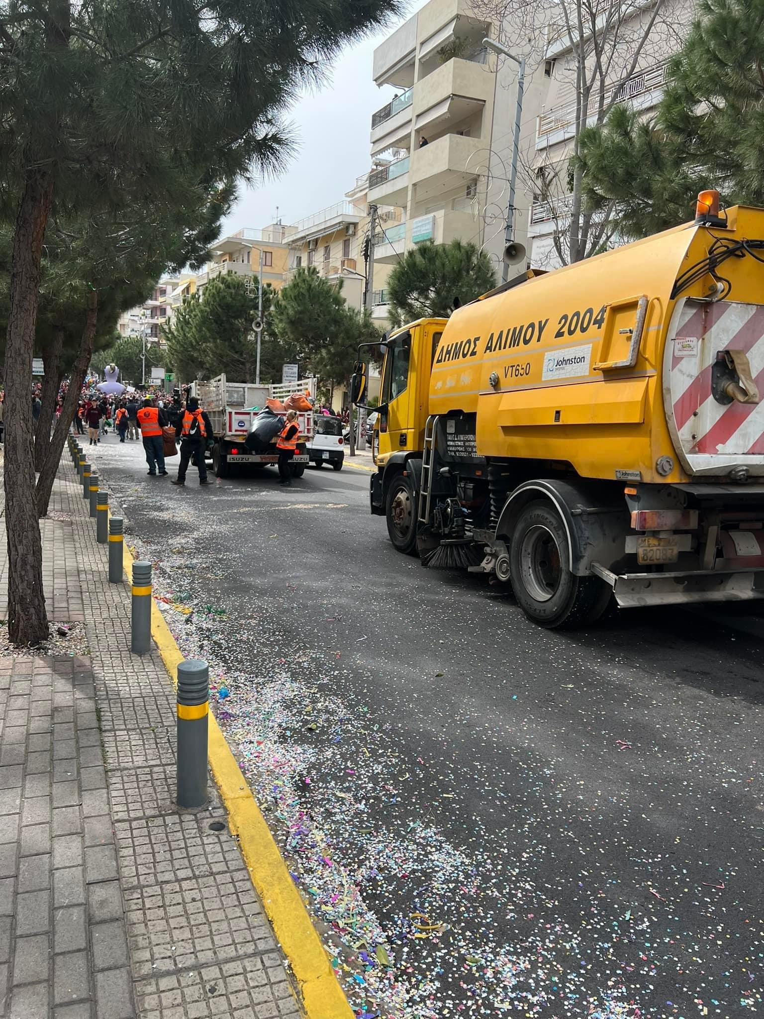 Το Τμήμα Καθαριότητας του δήμου Αλίμου καθάρισε ανέλαβε αμέσως δράση μετά την παρέλαση και τα Κούλουμα