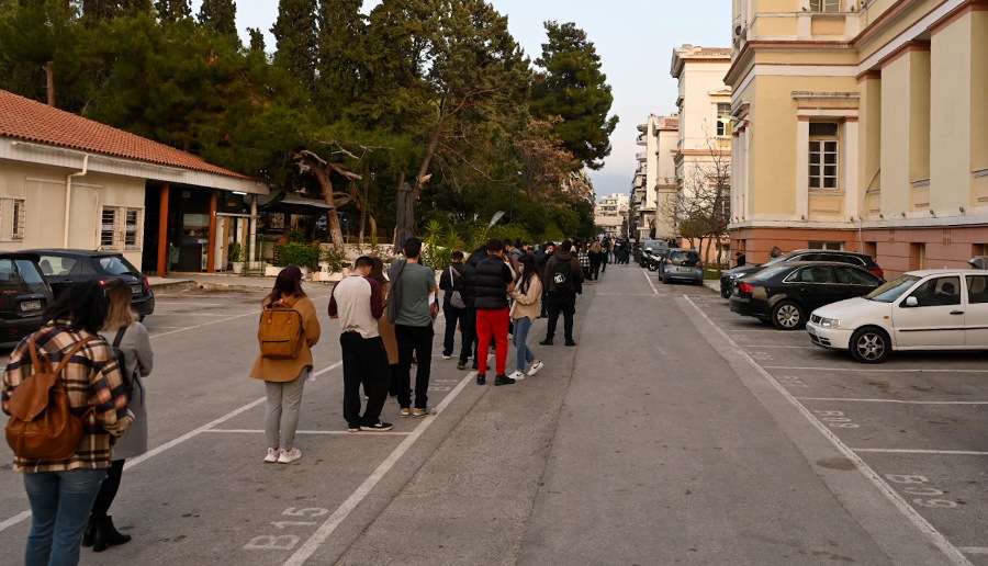 Η ουρά έξω από το νοσοκομείο «Ελπίς» για την εθελοντική αιμοδοσία για το δυστύχημα στα Τέμπη