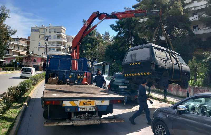 Συνεχίζεται η απομάκρυνση εγκαταλελειμμένων οχημάτων από τους δρόμους του Αλίμου