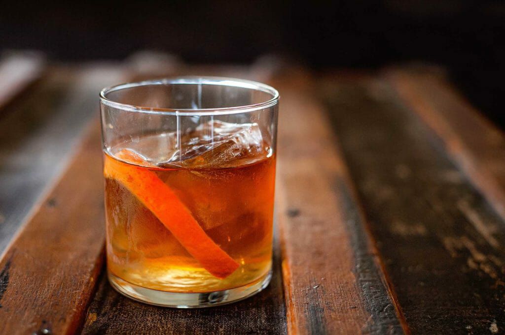 Πώς να φτιάξετε το τέλειο Old Fashioned cocktail στο σπίτι σας