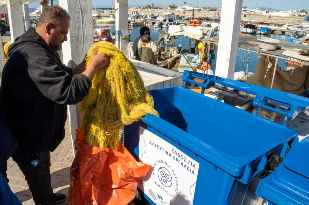 H θάλασσα της Γλυφάδας καθαρίζει από αλιευτικά απορρίμματα και τα ανακυκλώνει