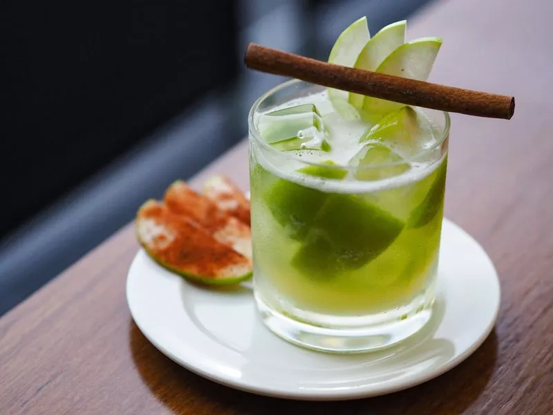 Αυτό το cocktail με τσίπουρο και μήλο θα σας εκπλήξει ευχάριστα