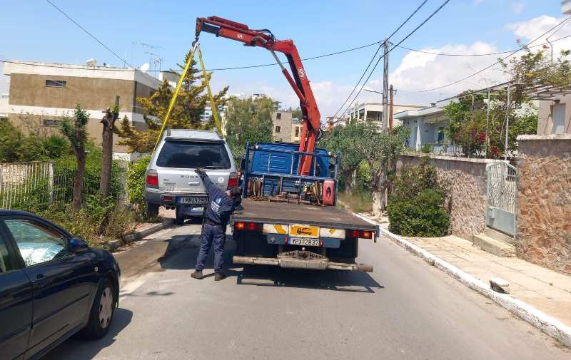 Συνεχίζεται η απομάκρυνση εγκαταλελειμμένων οχημάτων από τους δρόμους του Αλίμου